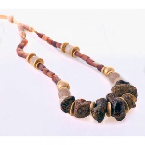 Χειροποίητο κολιέ με ακατέργαστο κεχριμπάρι και χρυσά στοιχεία