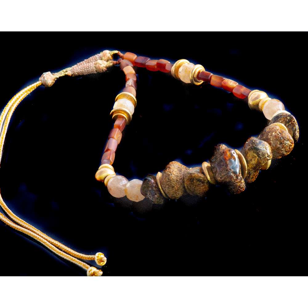 _DSC3303 Χειροποίητο κολιέ με ακατέργαστο κεχριμπάρι και χρυσά στοιχεία