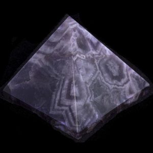 002PYR EVAFRANGK PYRAMIDA AMETHYSTOS AURALITE23 3