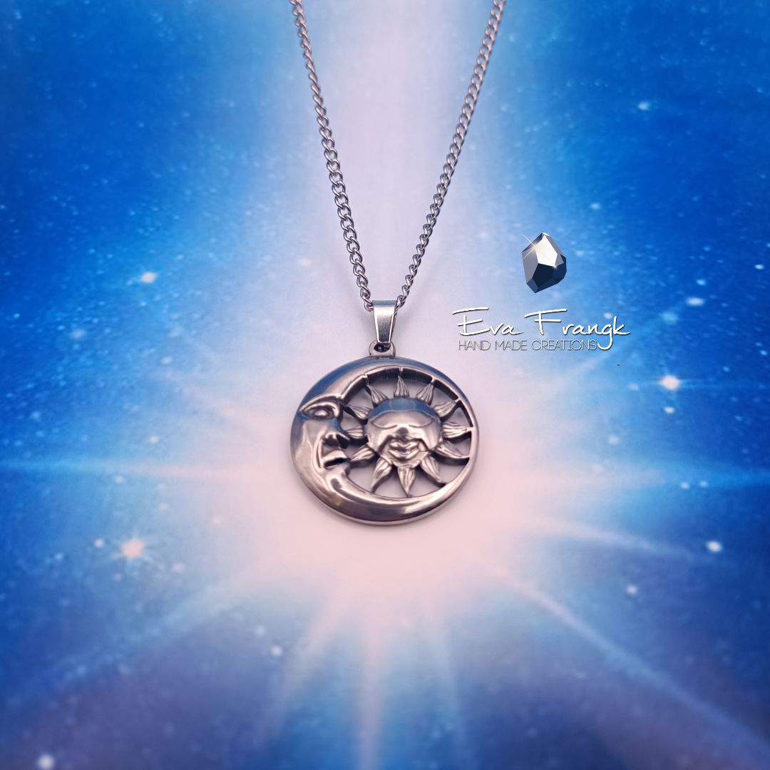 218 Μενταγιόν Ήλιος - Σελήνη Μενταγιόν συνοδευόμενο από την αλυσίδα του 45cm Μέταλλο Ροδιομενο ανοξείδωτο χειρουργικό ατσάλι πρώτης ποιότητας μεγάλης αντοχής και σκληρότητας επιχρυσωμένο με χρυσό 18κ Τιμή 25