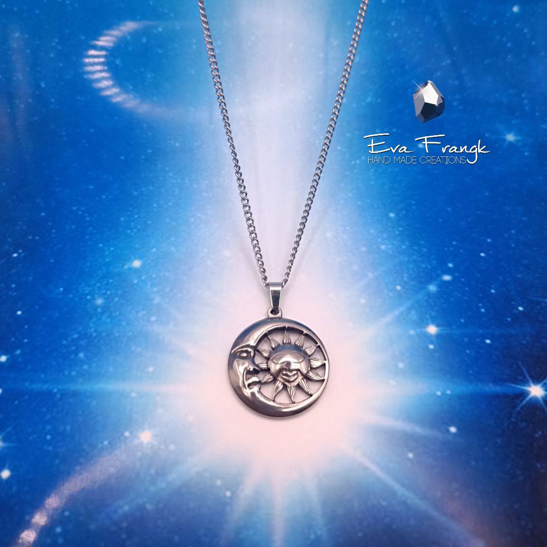 219 Μενταγιόν Ήλιος - Σελήνη Μενταγιόν συνοδευόμενο από την αλυσίδα του 45cm Μέταλλο Ροδιομενο ανοξείδωτο χειρουργικό ατσάλι πρώτης ποιότητας μεγάλης αντοχής και σκληρότητας επιχρυσωμένο με χρυσό 18κ Τιμή 25