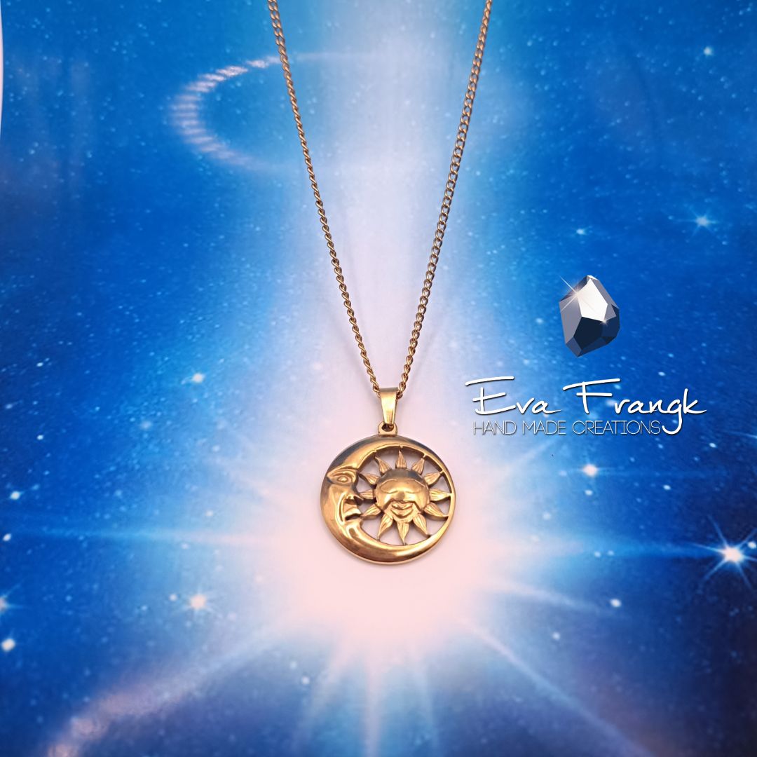 221 Μενταγιόν Ήλιος - Σελήνη Μενταγιόν συνοδευόμενο από την αλυσίδα του 45cm Μέταλλο Ροδιομενο ανοξείδωτο χειρουργικό ατσάλι πρώτης ποιότητας μεγάλης αντοχής και σκληρότητας επιχρυσωμένο με χρυσό 18κ Τιμή 25