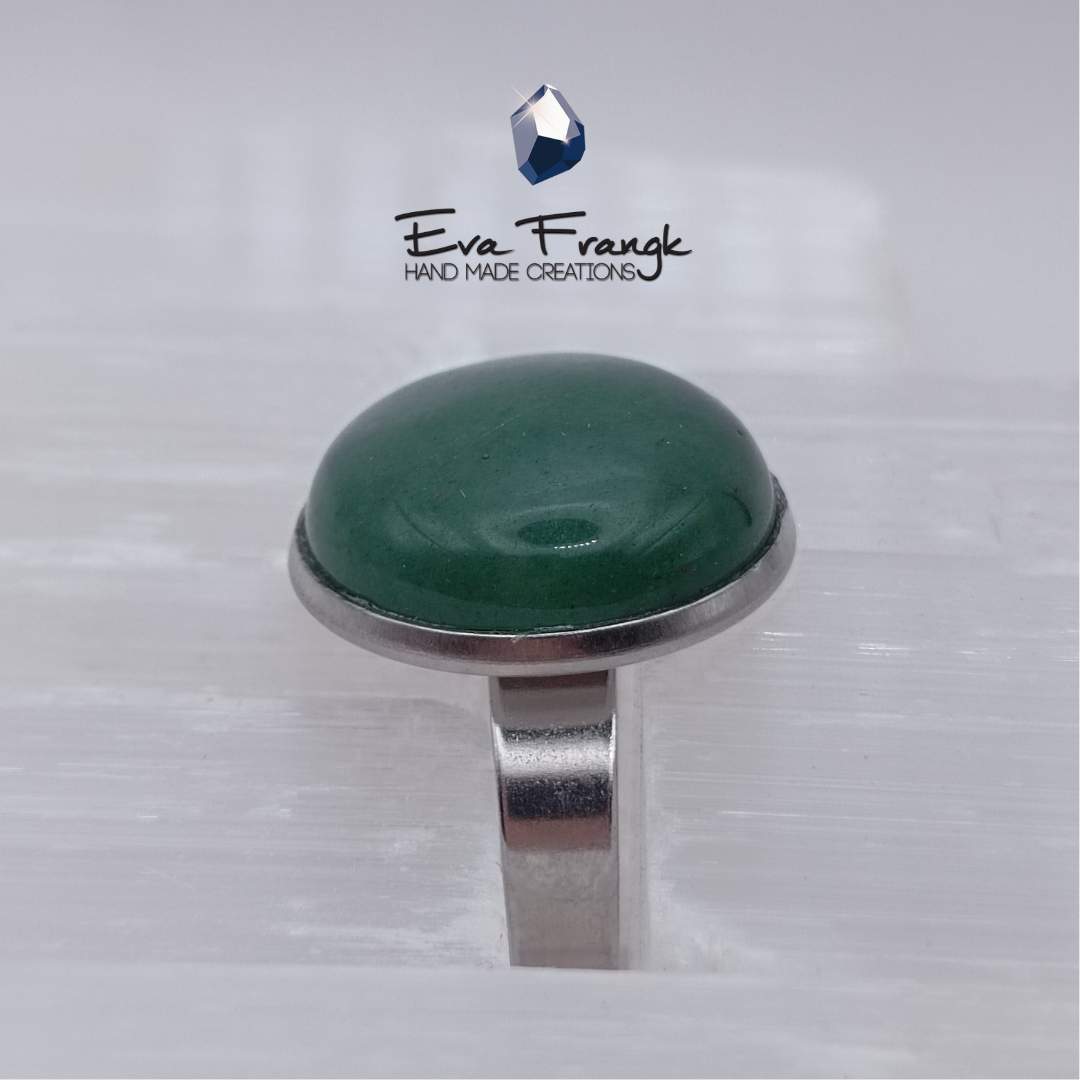 238 Αβεντουρινη είναι μια ποικιλία ορυκτού χαλαζία με το χαρακτηριστικό πράσινο χρώμα. Φιλτράρει την ακτινοβολία και καθαρίζει το χώρο του σπιτιού και της δουλειάς. Ταιριάζει σε ανθρώπους που αναζητούν την επαγγελματική άνοδο. Ξυπνάει τον οδηγό της τύχης και φέρνει καλούς οιωνούς σε ανθρώπους που ψάχνουν απαντήσεις και ερευνούν ευκαιρίες για να αυξήσουν την  ευημερίας τους. Θα σε βοηθήσει να καθαρίσεις, να μετατρέψεις και να λάβεις.