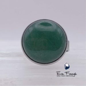 Αβεντουρινη είναι μια ποικιλία ορυκτού χαλαζία με το χαρακτηριστικό πράσινο χρώμα. Φιλτράρει την ακτινοβολία και καθαρίζει το χώρο του σπιτιού και της δουλειάς. Ταιριάζει σε ανθρώπους που αναζητούν την επαγγελματική άνοδο. Ξυπνάει τον οδηγό της τύχης και φέρνει καλούς οιωνούς σε ανθρώπους που ψάχνουν απαντήσεις και ερευνούν ευκαιρίες για να αυξήσουν την  ευημερίας τους. Θα σε βοηθήσει να καθαρίσεις, να μετατρέψεις και να λάβεις.