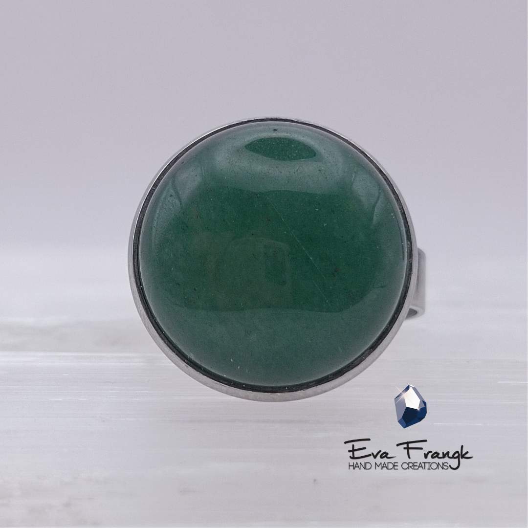 240 Αβεντουρινη είναι μια ποικιλία ορυκτού χαλαζία με το χαρακτηριστικό πράσινο χρώμα. Φιλτράρει την ακτινοβολία και καθαρίζει το χώρο του σπιτιού και της δουλειάς. Ταιριάζει σε ανθρώπους που αναζητούν την επαγγελματική άνοδο. Ξυπνάει τον οδηγό της τύχης και φέρνει καλούς οιωνούς σε ανθρώπους που ψάχνουν απαντήσεις και ερευνούν ευκαιρίες για να αυξήσουν την  ευημερίας τους. Θα σε βοηθήσει να καθαρίσεις, να μετατρέψεις και να λάβεις.