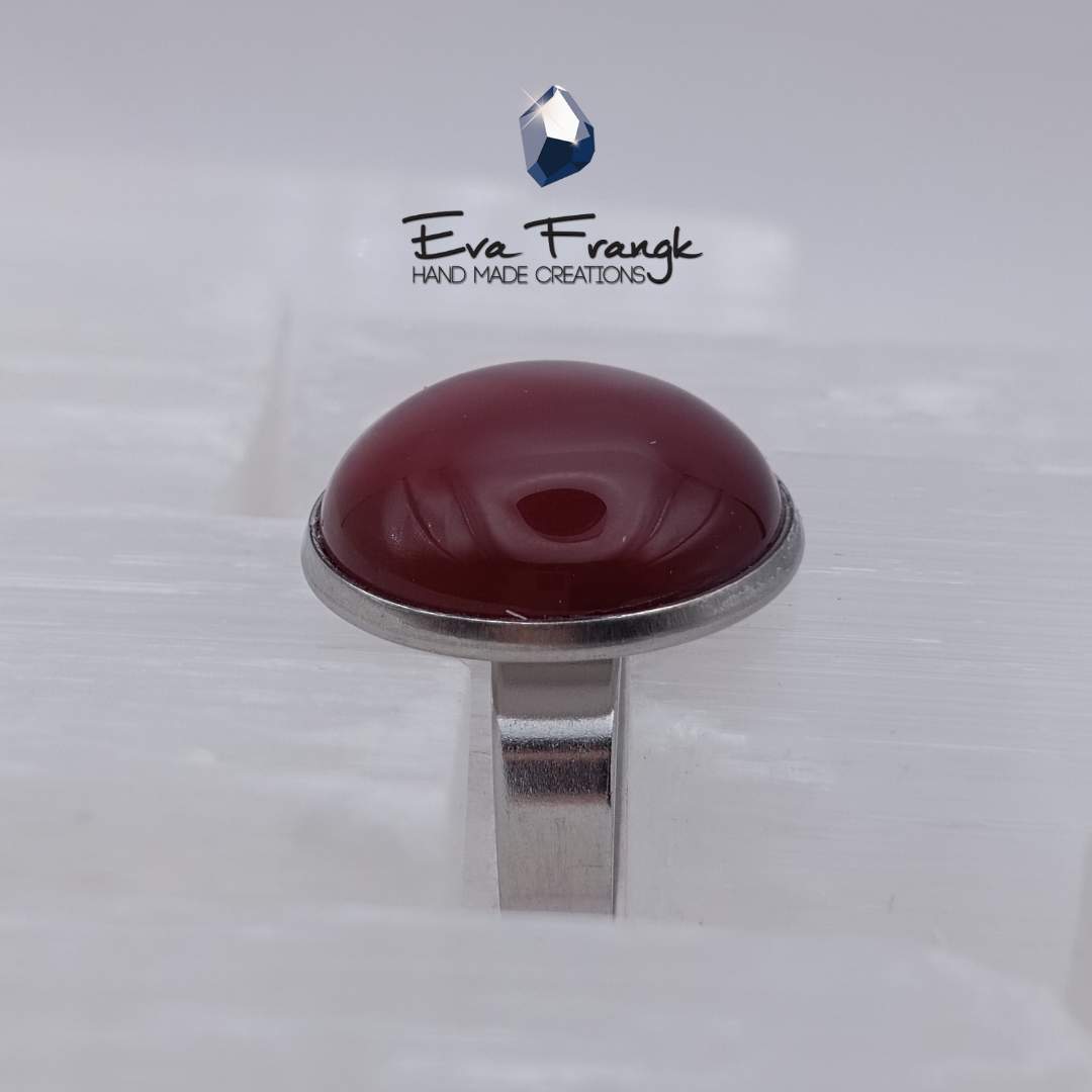 241 Το Κόκκινο Καρνεολιο με το ζεστό του χρώμα ανοίκει στην οικογένεια του Αχάτη. Συνδέεται με τα ενεργειακά κέντρα της γης αλλά και με το κέντρο της καρδιάς. Η θηλυκή του ενέργεια δίνει θάρρος δύναμη και κουράγιο. Η δόνηση του είναι γλυκιά. Αυτός ο λίθος θεραπεύει το τραύμα, φροντίζει και επουλώνει. Θα σε βοηθήσει να γειωθεις, να καθαρίσεις, να βρεις και να μάθεις τον εαυτό σου!