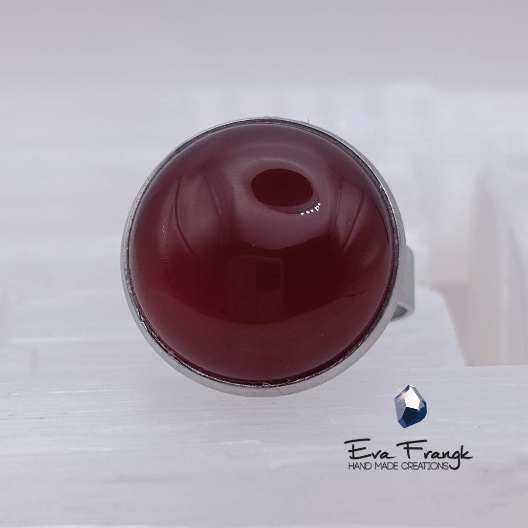 242 Το Κόκκινο Καρνεολιο με το ζεστό του χρώμα ανοίκει στην οικογένεια του Αχάτη. Συνδέεται με τα ενεργειακά κέντρα της γης αλλά και με το κέντρο της καρδιάς. Η θηλυκή του ενέργεια δίνει θάρρος δύναμη και κουράγιο. Η δόνηση του είναι γλυκιά. Αυτός ο λίθος θεραπεύει το τραύμα, φροντίζει και επουλώνει. Θα σε βοηθήσει να γειωθεις, να καθαρίσεις, να βρεις και να μάθεις τον εαυτό σου!