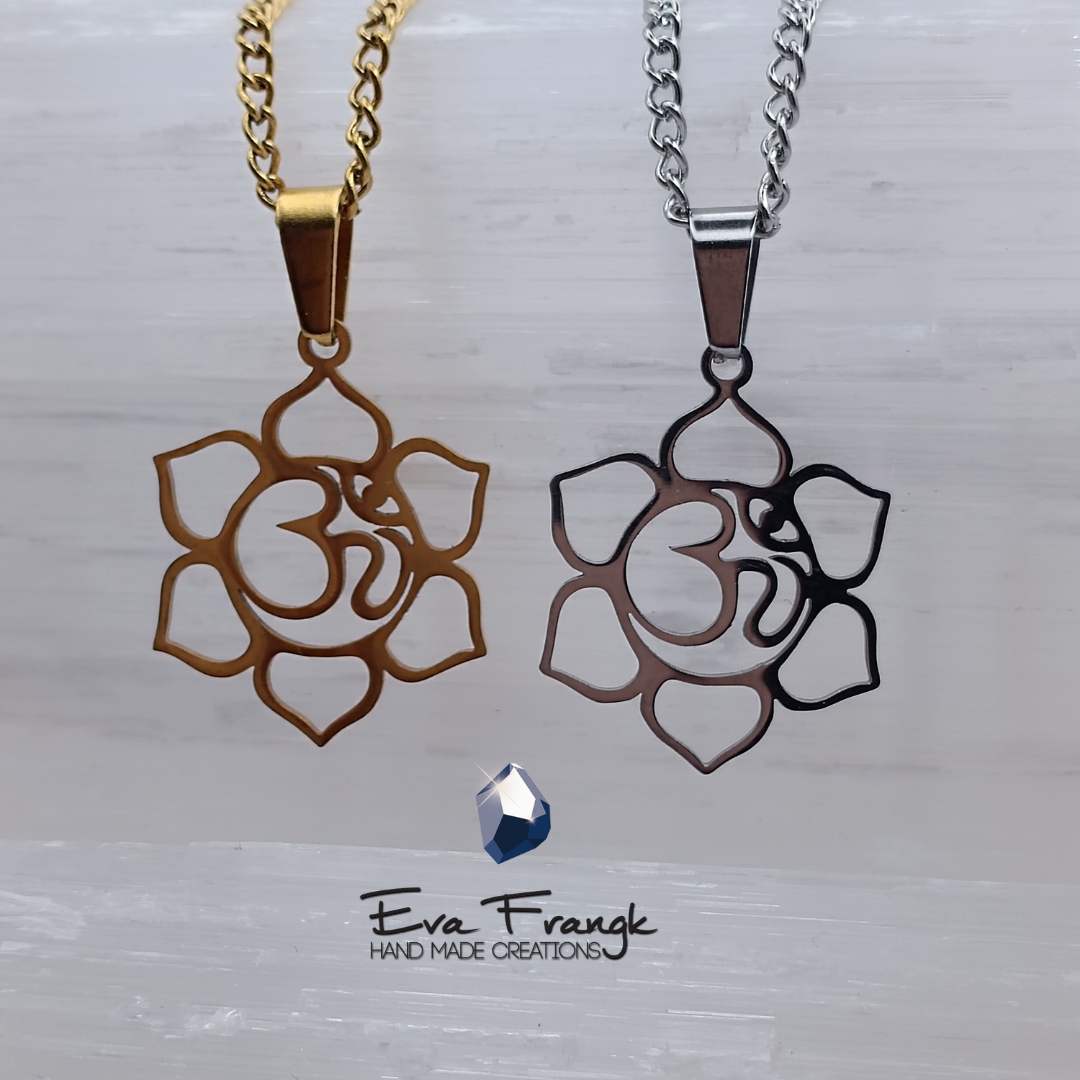 34 Λωτός με ιερό OM. Αυτό το μενταγιόν συμβολίζει την αναγέννηση και την άνοδο. Το ιερό μάντρα της ισορροπίας ΟΜ βρίσκεται στο κέντρο του λωτού. Χάρισε αυτό το ενεργειακό φυλαχτό στον εαυτό σου ή σε έναν αγαπημένο σου άνθρωπο και μετέφερε το μήνυμα της εξέλιξης και της ανάπτυξης. eva frangk