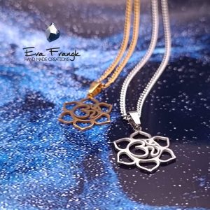 Λωτός με ιερό OM. Αυτό το μενταγιόν συμβολίζει την αναγέννηση και την άνοδο. Το ιερό μάντρα της ισορροπίας ΟΜ βρίσκεται στο κέντρο του λωτού. Χάρισε αυτό το ενεργειακό φυλαχτό στον εαυτό σου ή σε έναν αγαπημένο σου άνθρωπο και μετέφερε το μήνυμα της εξέλιξης και της ανάπτυξης. eva frangk