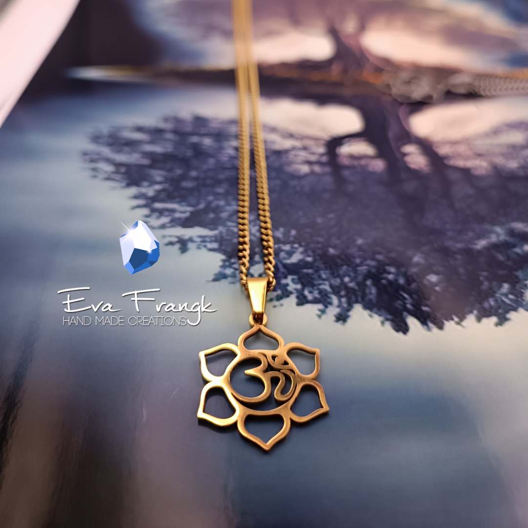 43 Λωτός με ιερό OM. Αυτό το μενταγιόν συμβολίζει την αναγέννηση και την άνοδο. Το ιερό μάντρα της ισορροπίας ΟΜ βρίσκεται στο κέντρο του λωτού. Χάρισε αυτό το ενεργειακό φυλαχτό στον εαυτό σου ή σε έναν αγαπημένο σου άνθρωπο και μετέφερε το μήνυμα της εξέλιξης και της ανάπτυξης. eva frangk