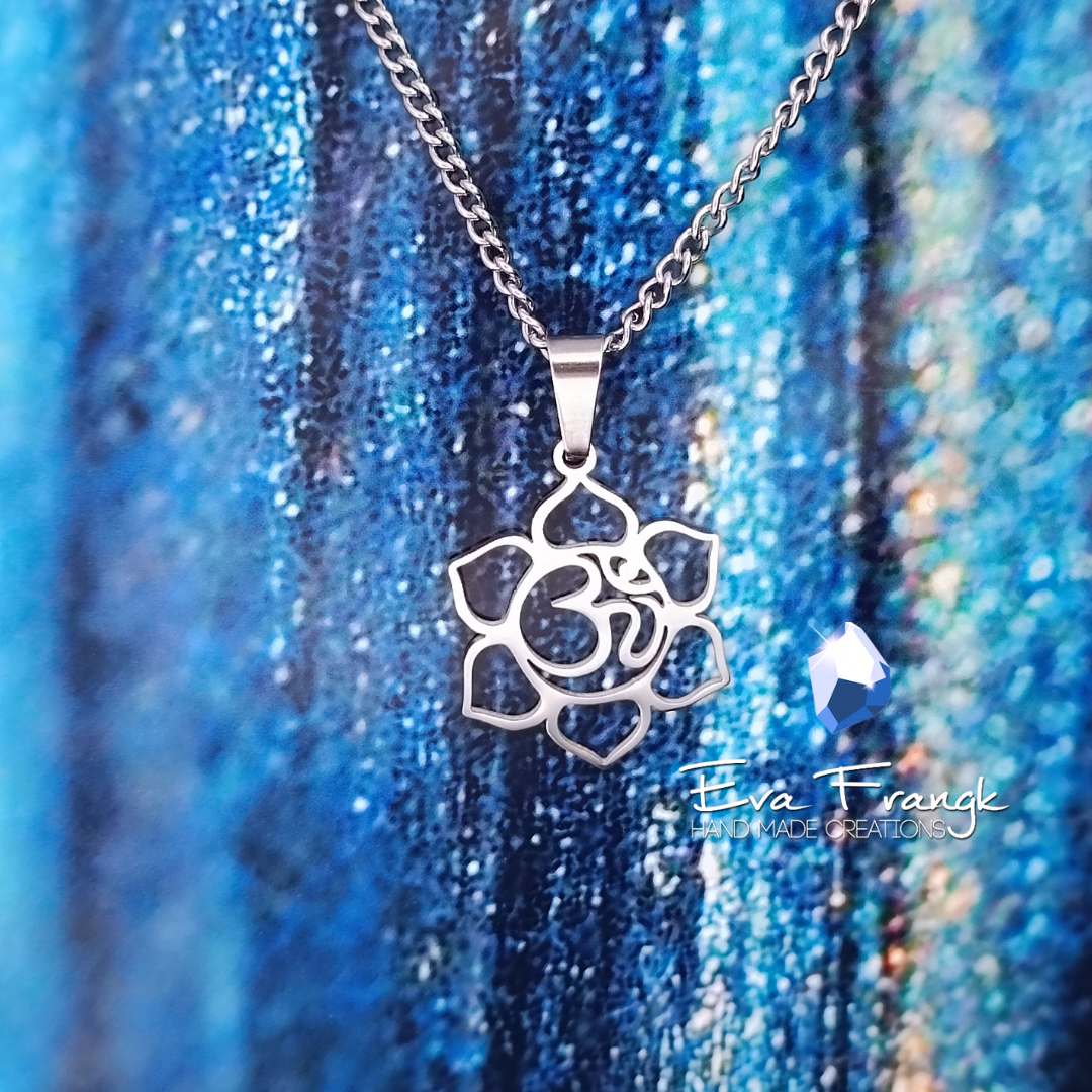 45 Λωτός με ιερό OM. Αυτό το μενταγιόν συμβολίζει την αναγέννηση και την άνοδο. Το ιερό μάντρα της ισορροπίας ΟΜ βρίσκεται στο κέντρο του λωτού. Χάρισε αυτό το ενεργειακό φυλαχτό στον εαυτό σου ή σε έναν αγαπημένο σου άνθρωπο και μετέφερε το μήνυμα της εξέλιξης και της ανάπτυξης. eva frangk