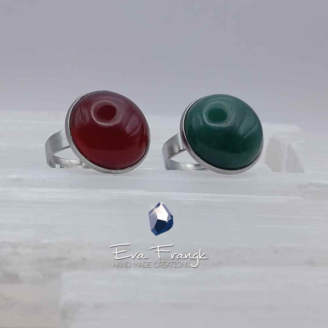 62 Το Κόκκινο Καρνεολιο με το ζεστό του χρώμα ανοίκει στην οικογένεια του Αχάτη. Συνδέεται με τα ενεργειακά κέντρα της γης αλλά και με το κέντρο της καρδιάς. Η θηλυκή του ενέργεια δίνει θάρρος δύναμη και κουράγιο. Η δόνηση του είναι γλυκιά. Αυτός ο λίθος θεραπεύει το τραύμα, φροντίζει και επουλώνει. Θα σε βοηθήσει να γειωθεις, να καθαρίσεις, να βρεις και να μάθεις τον εαυτό σου!.Αβεντουρινη είναι μια ποικιλία ορυκτού χαλαζία με το χαρακτηριστικό πράσινο χρώμα. Φιλτράρει την ακτινοβολία και καθαρίζει το χώρο του σπιτιού και της δουλειάς. Ταιριάζει σε ανθρώπους που αναζητούν την επαγγελματική άνοδο. Ξυπνάει τον οδηγό της τύχης και φέρνει καλούς οιωνούς σε ανθρώπους που ψάχνουν απαντήσεις και ερευνούν ευκαιρίες για να αυξήσουν την  ευημερίας τους. Θα σε βοηθήσει να καθαρίσεις, να μετατρέψεις και να λάβεις.