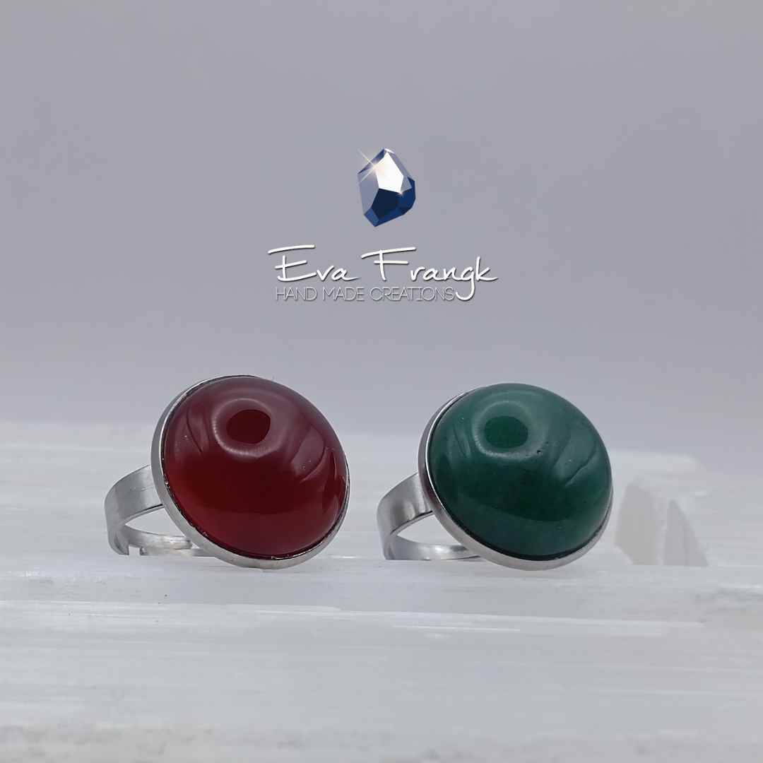 63 Το Κόκκινο Καρνεολιο με το ζεστό του χρώμα ανοίκει στην οικογένεια του Αχάτη. Συνδέεται με τα ενεργειακά κέντρα της γης αλλά και με το κέντρο της καρδιάς. Η θηλυκή του ενέργεια δίνει θάρρος δύναμη και κουράγιο. Η δόνηση του είναι γλυκιά. Αυτός ο λίθος θεραπεύει το τραύμα, φροντίζει και επουλώνει. Θα σε βοηθήσει να γειωθεις, να καθαρίσεις, να βρεις και να μάθεις τον εαυτό σου!.Αβεντουρινη είναι μια ποικιλία ορυκτού χαλαζία με το χαρακτηριστικό πράσινο χρώμα. Φιλτράρει την ακτινοβολία και καθαρίζει το χώρο του σπιτιού και της δουλειάς. Ταιριάζει σε ανθρώπους που αναζητούν την επαγγελματική άνοδο. Ξυπνάει τον οδηγό της τύχης και φέρνει καλούς οιωνούς σε ανθρώπους που ψάχνουν απαντήσεις και ερευνούν ευκαιρίες για να αυξήσουν την  ευημερίας τους. Θα σε βοηθήσει να καθαρίσεις, να μετατρέψεις και να λάβεις.