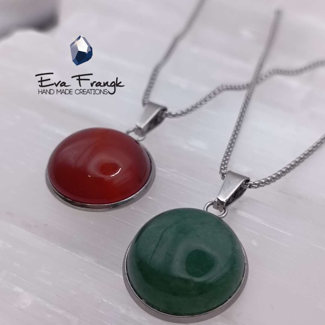 67 Το Κόκκινο Καρνεολιο με το ζεστό του χρώμα ανοίκει στην οικογένεια του Αχάτη. Συνδέεται με τα ενεργειακά κέντρα της γης αλλά και με το κέντρο της καρδιάς. Η θηλυκή του ενέργεια δίνει θάρρος δύναμη και κουράγιο. Η δόνηση του είναι γλυκιά. Αυτός ο λίθος θεραπεύει το τραύμα, φροντίζει και επουλώνει. Θα σε βοηθήσει να γειωθεις, να καθαρίσεις, να βρεις και να μάθεις τον εαυτό σου!.Αβεντουρινη είναι μια ποικιλία ορυκτού χαλαζία με το χαρακτηριστικό πράσινο χρώμα. Φιλτράρει την ακτινοβολία και καθαρίζει το χώρο του σπιτιού και της δουλειάς. Ταιριάζει σε ανθρώπους που αναζητούν την επαγγελματική άνοδο. Ξυπνάει τον οδηγό της τύχης και φέρνει καλούς οιωνούς σε ανθρώπους που ψάχνουν απαντήσεις και ερευνούν ευκαιρίες για να αυξήσουν την  ευημερίας τους. Θα σε βοηθήσει να καθαρίσεις, να μετατρέψεις και να λάβεις.