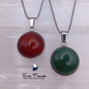 Το Κόκκινο Καρνεολιο με το ζεστό του χρώμα ανοίκει στην οικογένεια του Αχάτη. Συνδέεται με τα ενεργειακά κέντρα της γης αλλά και με το κέντρο της καρδιάς. Η θηλυκή του ενέργεια δίνει θάρρος δύναμη και κουράγιο. Η δόνηση του είναι γλυκιά. Αυτός ο λίθος θεραπεύει το τραύμα, φροντίζει και επουλώνει. Θα σε βοηθήσει να γειωθεις, να καθαρίσεις, να βρεις και να μάθεις τον εαυτό σου!.Αβεντουρινη είναι μια ποικιλία ορυκτού χαλαζία με το χαρακτηριστικό πράσινο χρώμα. Φιλτράρει την ακτινοβολία και καθαρίζει το χώρο του σπιτιού και της δουλειάς. Ταιριάζει σε ανθρώπους που αναζητούν την επαγγελματική άνοδο. Ξυπνάει τον οδηγό της τύχης και φέρνει καλούς οιωνούς σε ανθρώπους που ψάχνουν απαντήσεις και ερευνούν ευκαιρίες για να αυξήσουν την  ευημερίας τους. Θα σε βοηθήσει να καθαρίσεις, να μετατρέψεις και να λάβεις.