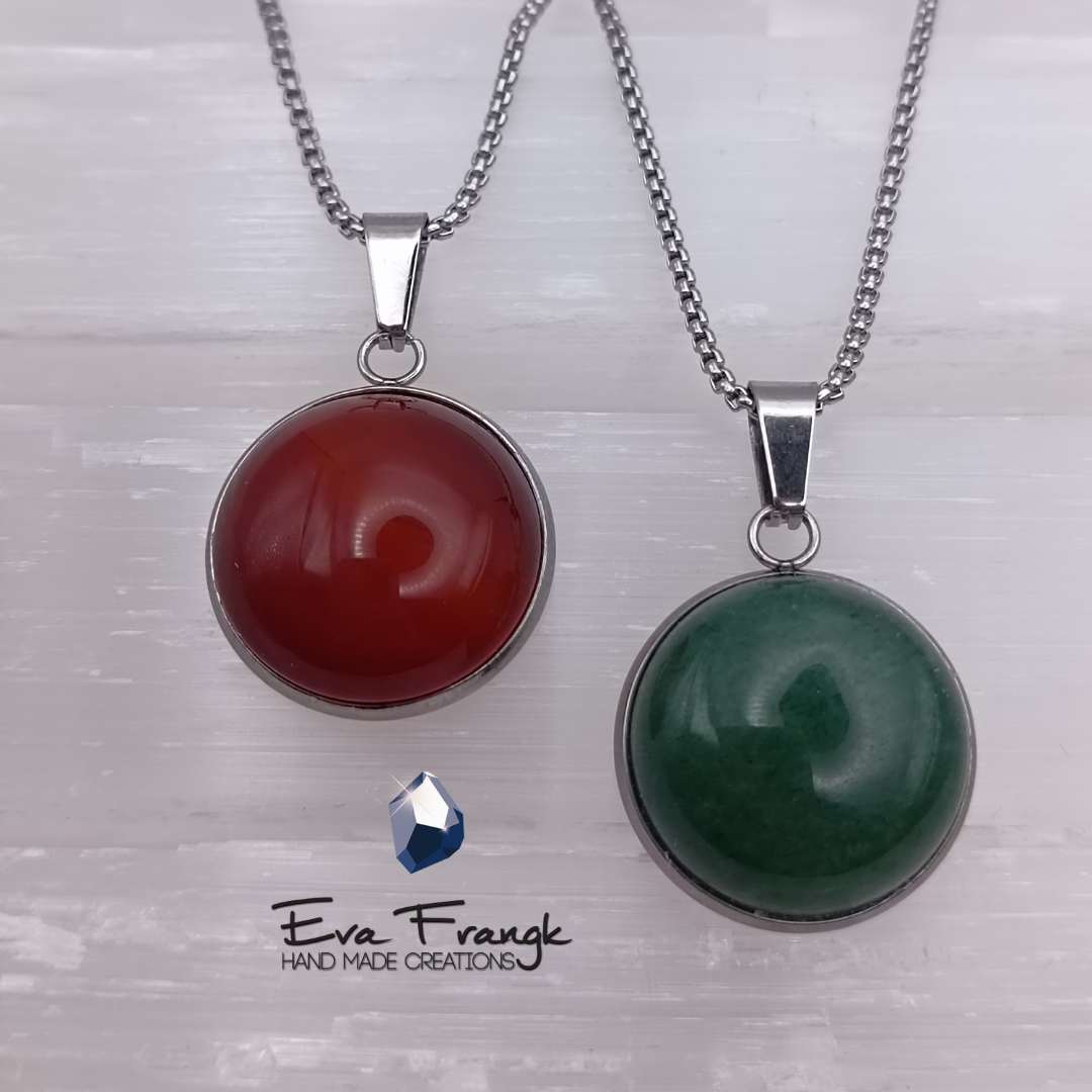 68 Το Κόκκινο Καρνεολιο με το ζεστό του χρώμα ανοίκει στην οικογένεια του Αχάτη. Συνδέεται με τα ενεργειακά κέντρα της γης αλλά και με το κέντρο της καρδιάς. Η θηλυκή του ενέργεια δίνει θάρρος δύναμη και κουράγιο. Η δόνηση του είναι γλυκιά. Αυτός ο λίθος θεραπεύει το τραύμα, φροντίζει και επουλώνει. Θα σε βοηθήσει να γειωθεις, να καθαρίσεις, να βρεις και να μάθεις τον εαυτό σου!.Αβεντουρινη είναι μια ποικιλία ορυκτού χαλαζία με το χαρακτηριστικό πράσινο χρώμα. Φιλτράρει την ακτινοβολία και καθαρίζει το χώρο του σπιτιού και της δουλειάς. Ταιριάζει σε ανθρώπους που αναζητούν την επαγγελματική άνοδο. Ξυπνάει τον οδηγό της τύχης και φέρνει καλούς οιωνούς σε ανθρώπους που ψάχνουν απαντήσεις και ερευνούν ευκαιρίες για να αυξήσουν την  ευημερίας τους. Θα σε βοηθήσει να καθαρίσεις, να μετατρέψεις και να λάβεις.