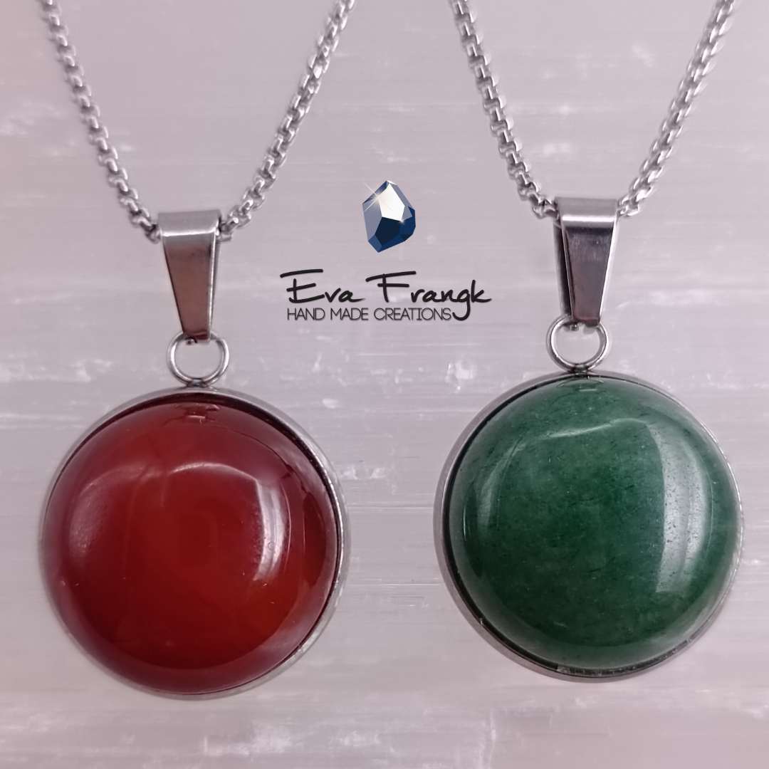 70 Το Κόκκινο Καρνεολιο με το ζεστό του χρώμα ανοίκει στην οικογένεια του Αχάτη. Συνδέεται με τα ενεργειακά κέντρα της γης αλλά και με το κέντρο της καρδιάς. Η θηλυκή του ενέργεια δίνει θάρρος δύναμη και κουράγιο. Η δόνηση του είναι γλυκιά. Αυτός ο λίθος θεραπεύει το τραύμα, φροντίζει και επουλώνει. Θα σε βοηθήσει να γειωθεις, να καθαρίσεις, να βρεις και να μάθεις τον εαυτό σου!.Αβεντουρινη είναι μια ποικιλία ορυκτού χαλαζία με το χαρακτηριστικό πράσινο χρώμα. Φιλτράρει την ακτινοβολία και καθαρίζει το χώρο του σπιτιού και της δουλειάς. Ταιριάζει σε ανθρώπους που αναζητούν την επαγγελματική άνοδο. Ξυπνάει τον οδηγό της τύχης και φέρνει καλούς οιωνούς σε ανθρώπους που ψάχνουν απαντήσεις και ερευνούν ευκαιρίες για να αυξήσουν την  ευημερίας τους. Θα σε βοηθήσει να καθαρίσεις, να μετατρέψεις και να λάβεις.