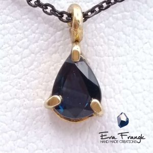 Μενταγιόν Ζαφείρι μπλέ (Zapphire blue Jaipur) Αληθινό ορυκτό Ζαφείρι μπλέ δεμένο με ασημί 925 βαθμών και επιχρυσωμένο με 18ct κίτρινου χρυσού 42mm - 45mm  έξτρα οξυδωμενη ροδιωμενη αλυσίδα Η πέτρα είναι 6mm