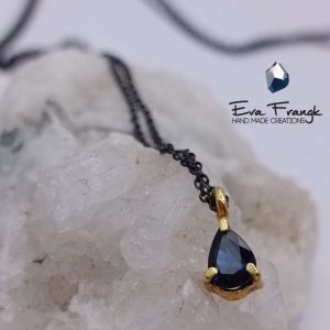 Μενταγιόν Ζαφείρι μπλέ (Zapphire blue Jaipur) Αληθινό ορυκτό Ζαφείρι μπλέ δεμένο με ασημί 925 βαθμών και επιχρυσωμένο με 18ct κίτρινου χρυσού 42mm - 45mm  έξτρα οξυδωμενη ροδιωμενη αλυσίδα Η πέτρα είναι 6mm